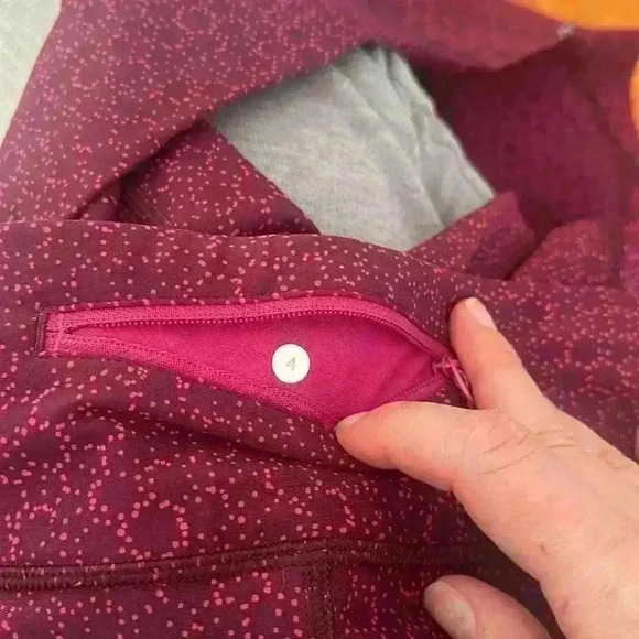 Lululemon size 4  7/8 yoga pants - Picture 5 of 6